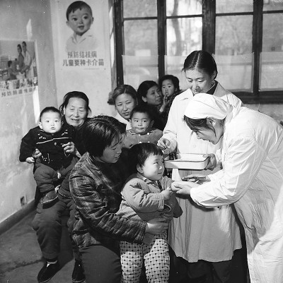 全世界都对新冠疫苗翘首以盼 你知道疫苗在中国是怎么普及的吗 天花 疫苗 北京