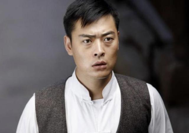 做了一年多的群众演员后,张桐终于参演了自己的第一部电视剧《花开