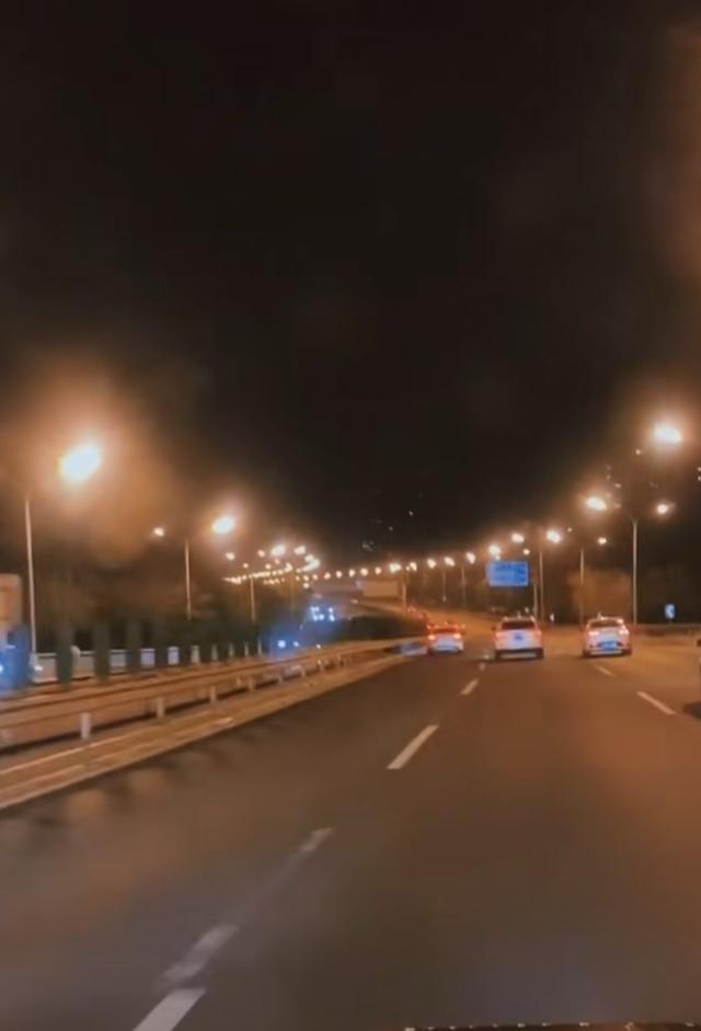 深夜独自开车配文伤感,夫妻吵架了?