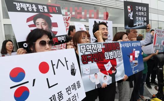 韩国_时政|韩国植物园立“安倍下跪谢罪”雕像 日本称不可原谅