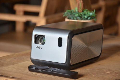 坚果v10投影仪,精致的生活从每日一部电影开始