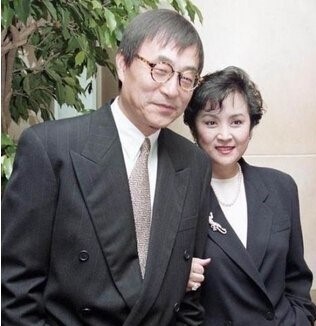 离婚后的谢贤一度与周润发的绯闻女友缪骞人关系密切,但谢贤始终没有