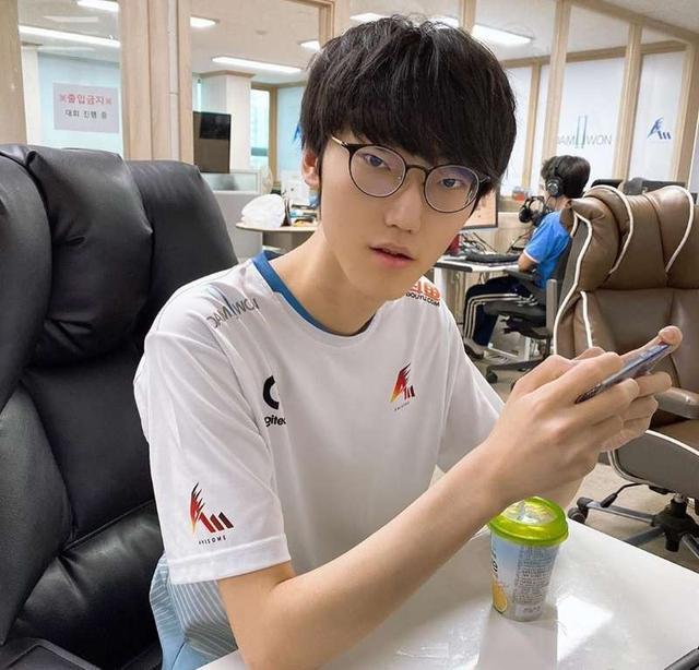 牛古力直播讽刺晒老师,粉丝:逐出晒门!