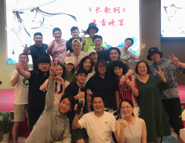 "阿窦"晒照,男主男二很帅气,合影中的热巴成亮点|阿窦|冯俊杰|吴磊