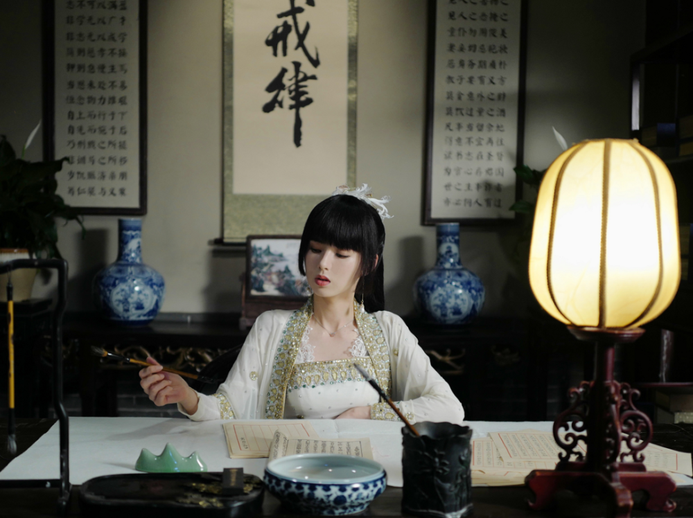 开拍《通灵妃2》前,自己打包箱子坐高铁到了横店的拍摄基地.