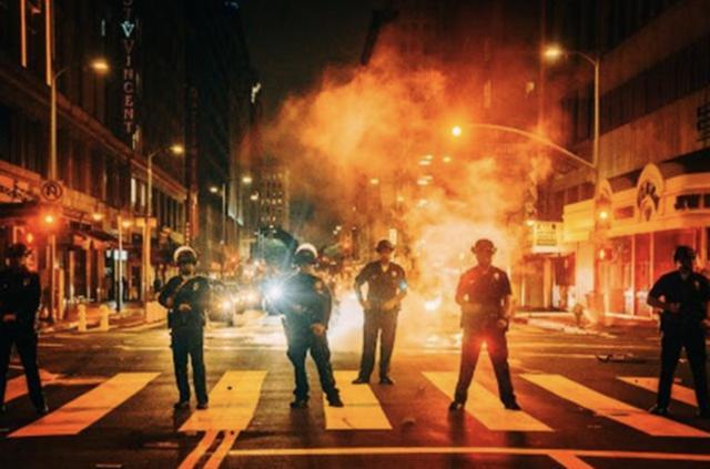 美国_时政|深度：美国的主要城市正在变“战区”，预计这种情况11月也结束不了
