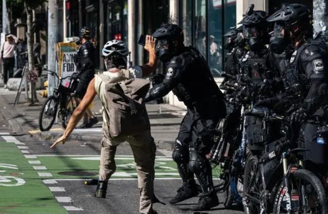 美国_时政|深度：美国的主要城市正在变“战区”，预计这种情况11月也结束不了