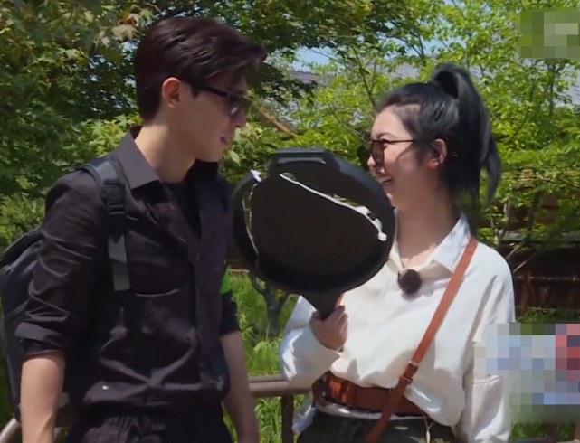 赵小棠"叛变"砸邓伦,手劲太大砸狠了,谁注意她的举动?粉丝不依了