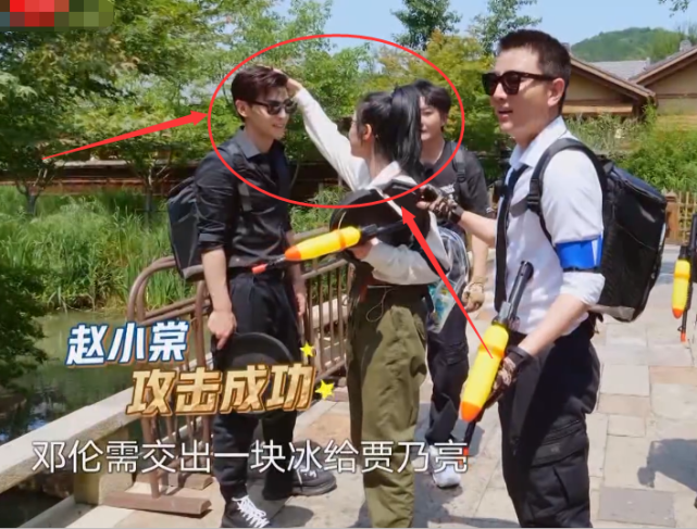 赵小棠"叛变"砸邓伦,手劲太大砸狠了,谁注意她的举动?粉丝不依了
