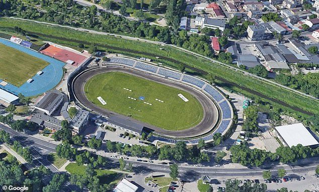 赛车|数十名狂热赛车迷租了21台起重机，只为疫情期间在场外看比赛