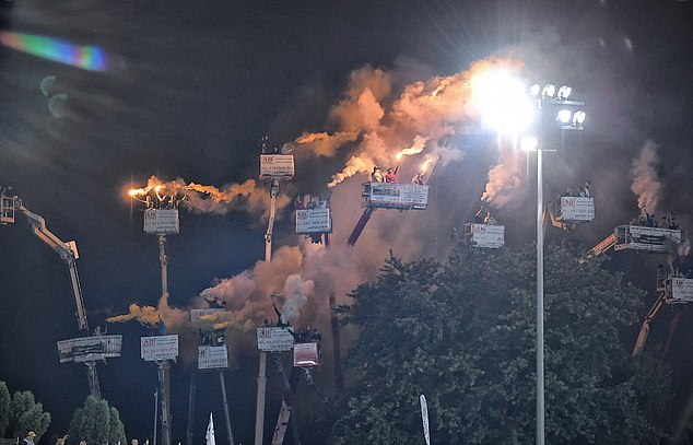 赛车|数十名狂热赛车迷租了21台起重机，只为疫情期间在场外看比赛