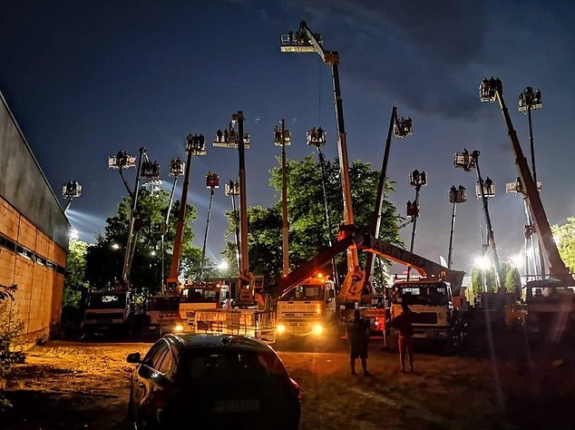 赛车|数十名狂热赛车迷租了21台起重机，只为疫情期间在场外看比赛