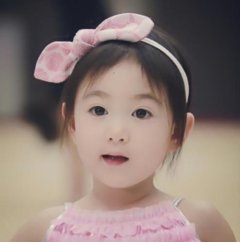 8岁奥莉长大了!婴儿肥消失变小美女,紧搂爸爸合影场面温馨