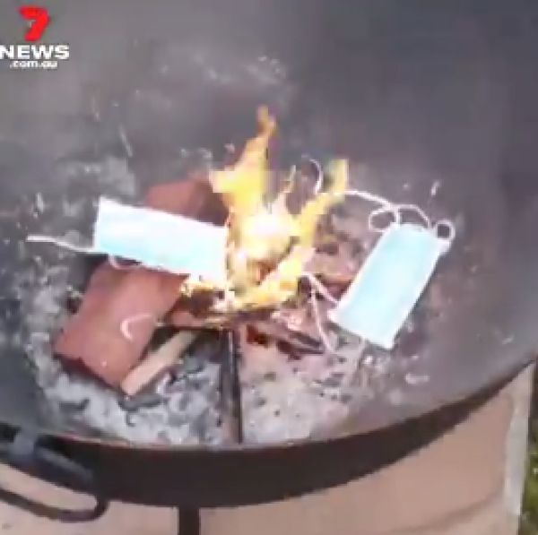 澳洲_社会|澳洲女子自称高阶女巫公开烧口罩，透过社交媒体鼓吹口罩阴谋论！还有人效法