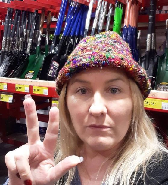 澳洲_社会|澳洲女子自称高阶女巫公开烧口罩，透过社交媒体鼓吹口罩阴谋论！还有人效法