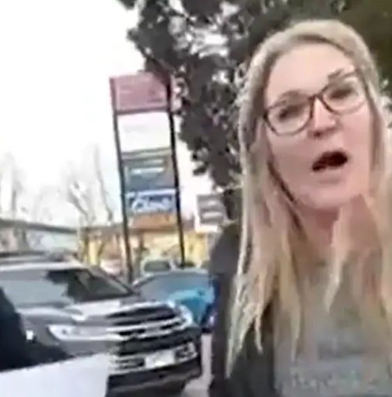 澳洲_社会|澳洲女子自称高阶女巫公开烧口罩，透过社交媒体鼓吹口罩阴谋论！还有人效法