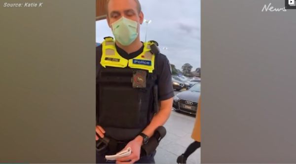 澳洲_社会|澳洲女子自称高阶女巫公开烧口罩，透过社交媒体鼓吹口罩阴谋论！还有人效法