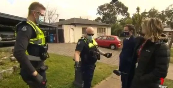 澳洲_社会|澳洲女子自称高阶女巫公开烧口罩，透过社交媒体鼓吹口罩阴谋论！还有人效法