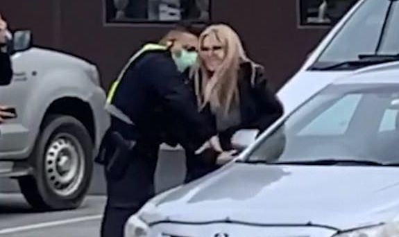 澳洲_社会|澳洲女子自称高阶女巫公开烧口罩，透过社交媒体鼓吹口罩阴谋论！还有人效法