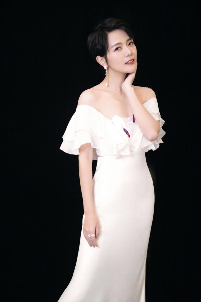 汪涵妻子杨乐乐身材真好一袭滑溜裙曲线迷人不像当妈的人