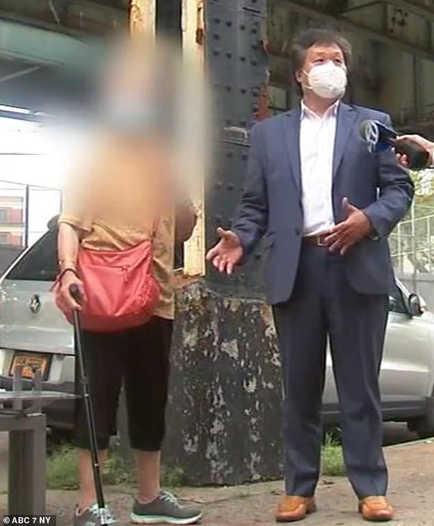 华人|美国近9旬华人老太无端遭打，衬衫被2人点燃，一个动作救命