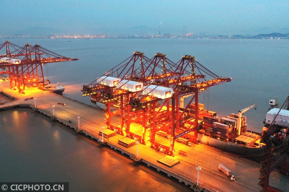 宁波舟山港金塘港区甬舟集装箱码头作业现场.