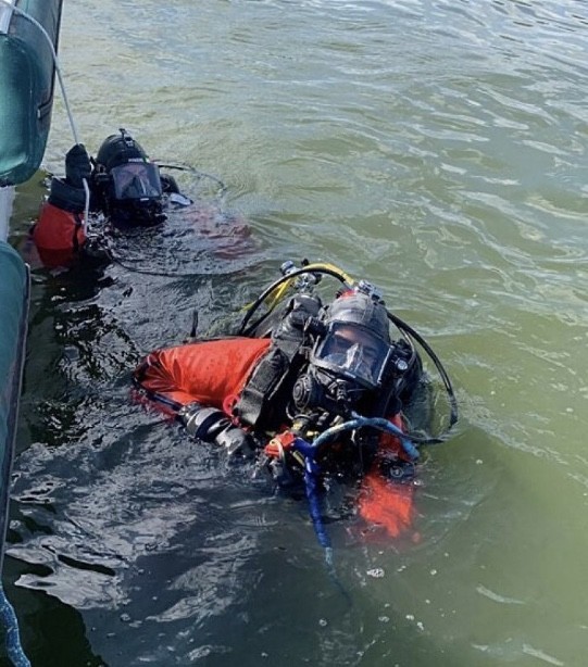 消防员|美国消防员花一小时水中搜寻，竟是为了找回一条价值14万的假肢