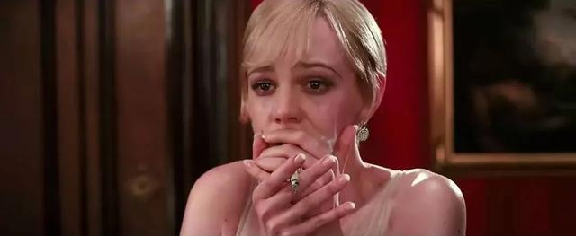 但比起后者故事里的痴男怨女,前者欲望沉浮下书写的时代悲歌,无疑更