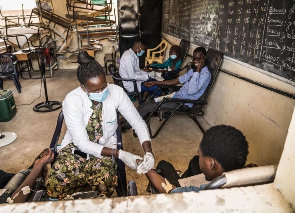 萨曼莎·穆罗佐基|献血教室、社区厨房、平价面包店……平凡人给我们最多感动