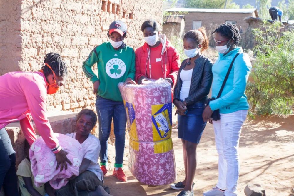 萨曼莎·穆罗佐基|献血教室、社区厨房、平价面包店……平凡人给我们最多感动