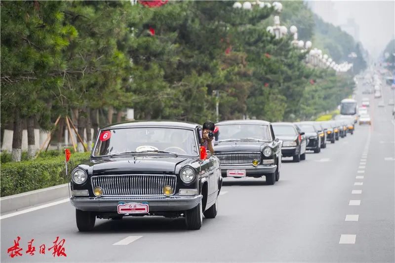 红旗创新大厦开放刚刚红旗经典车车队巡游长春霸气十足