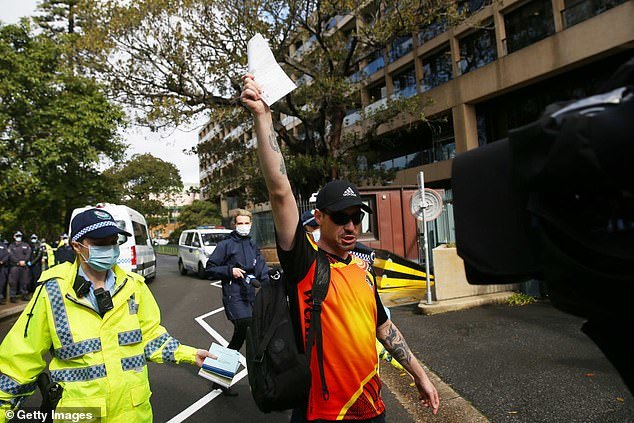 新南威尔士州|澳洲反种族抗议者当众撕碎千元罚单，警官放话：祝你在法庭上好运