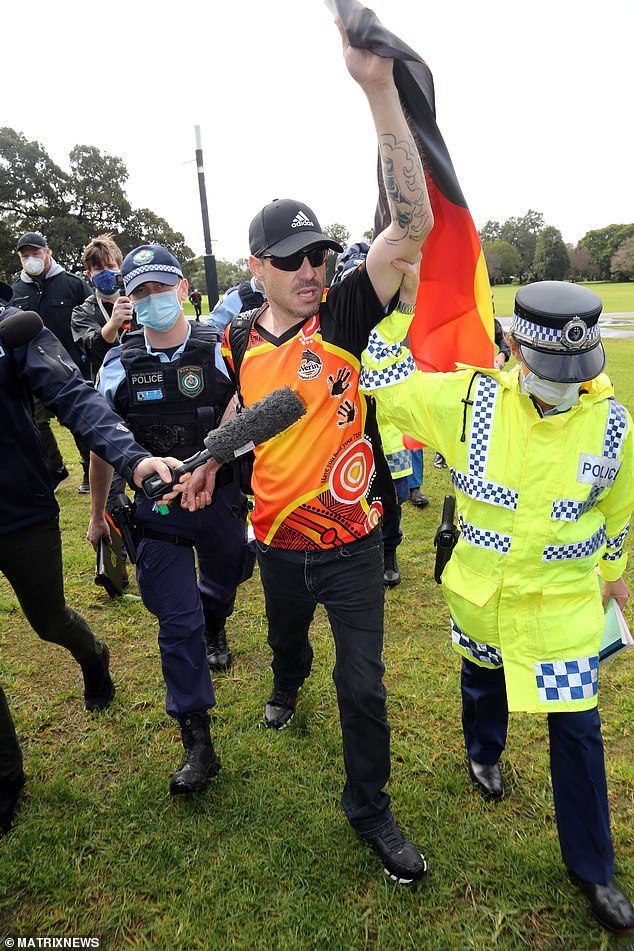 新南威尔士州|澳洲反种族抗议者当众撕碎千元罚单，警官放话：祝你在法庭上好运