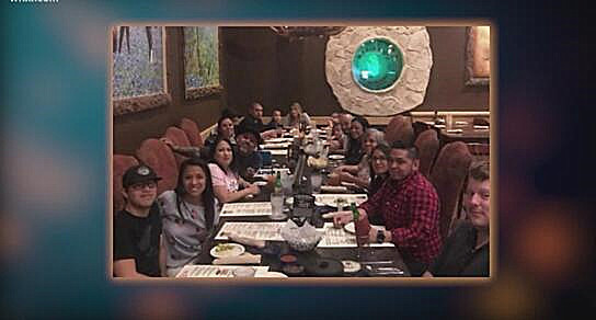 冠状病毒|美国一家14口聚餐全都感染新冠，现已有一人死亡，组织者很后悔