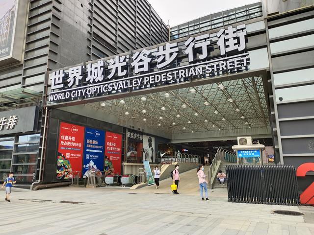 武汉光谷步行街,今年暑期没多少大学生,轻松游玩不拥挤了_腾讯新闻