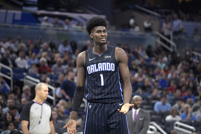 赛后魔术球员艾萨克接受了记者的采访.