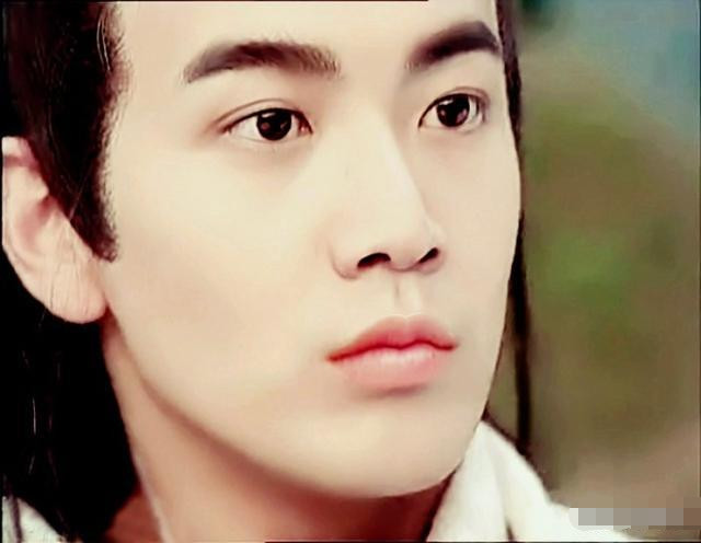 最后花无缺拿着布偶,感觉相当悲凉诡异