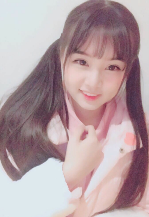 快手火线妹逛街被粉丝抓拍,甜美笑容却变成恶狠眼神,人设直接翻车了