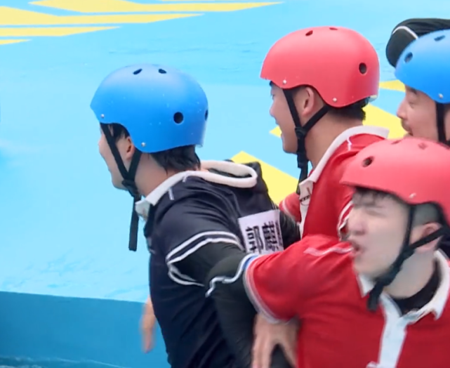 跑男惊险一幕郑恺背后推郭麒麟入水后面这个动作挽救人设