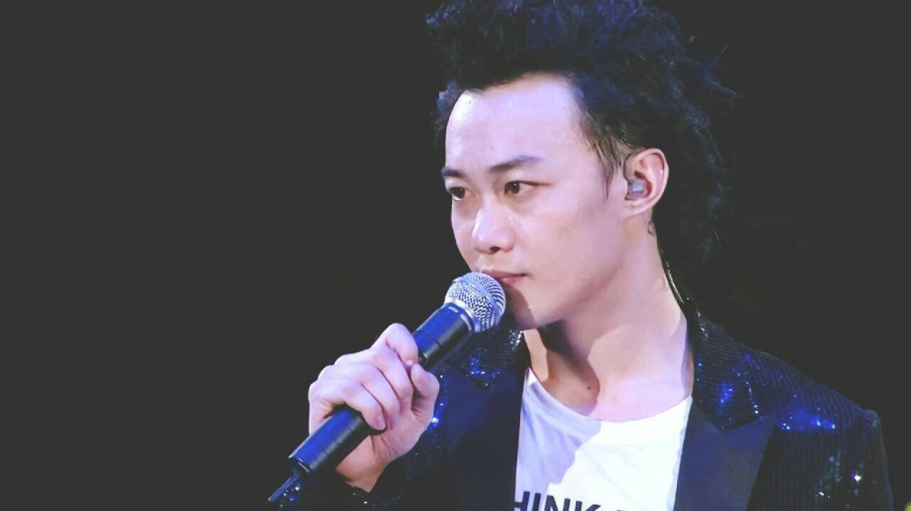 陈奕迅堪称穿搭黑洞?背后女魔头徐濠萦,才是真正的时尚大佬