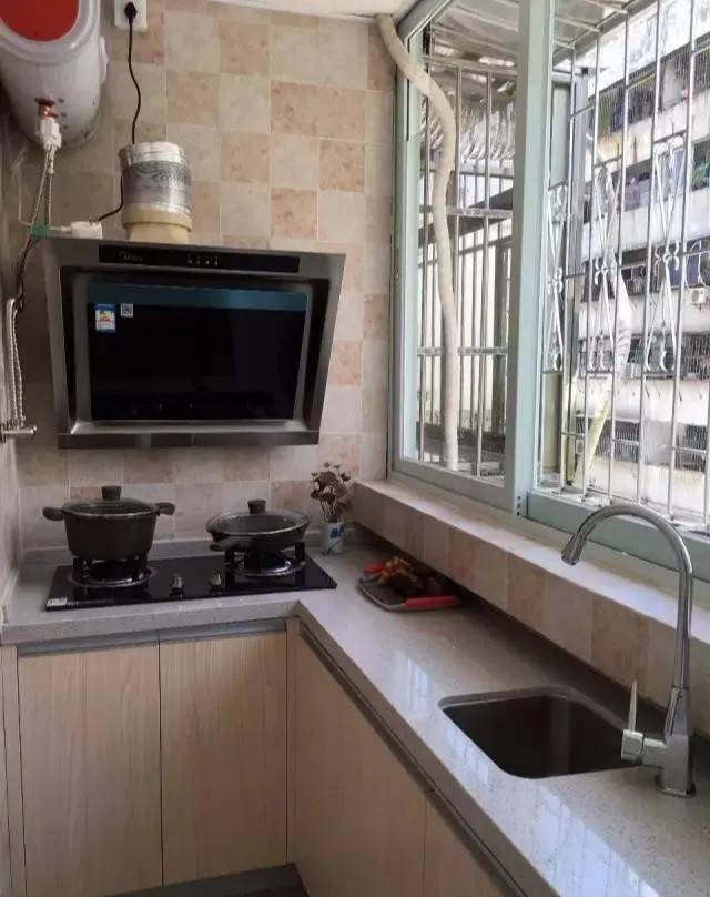 邻居太奇葩,把阳台改成厨房,还说自己没错,我要怎么给处理?