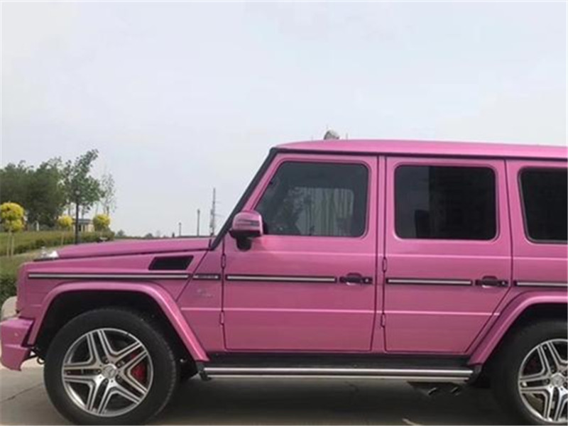 偶遇"芭比粉"奔驰大g,看到车主的脚,路人:装什么成功人士?