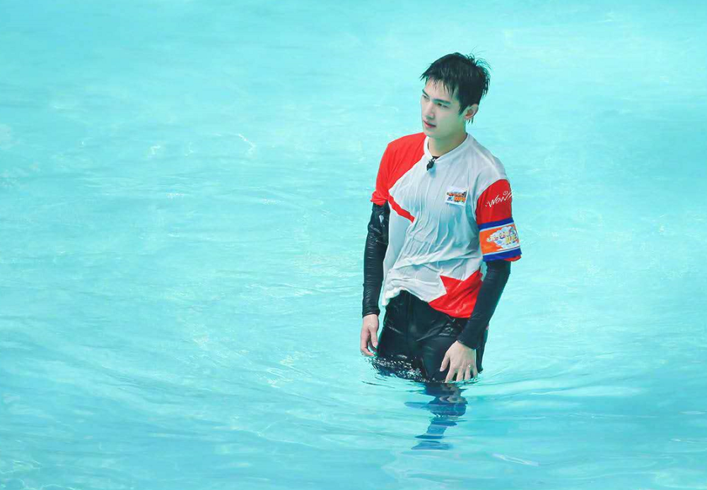 杨洋终于参加真人秀了!水中与队友水中戏耍,腹肌胸肌太亮眼