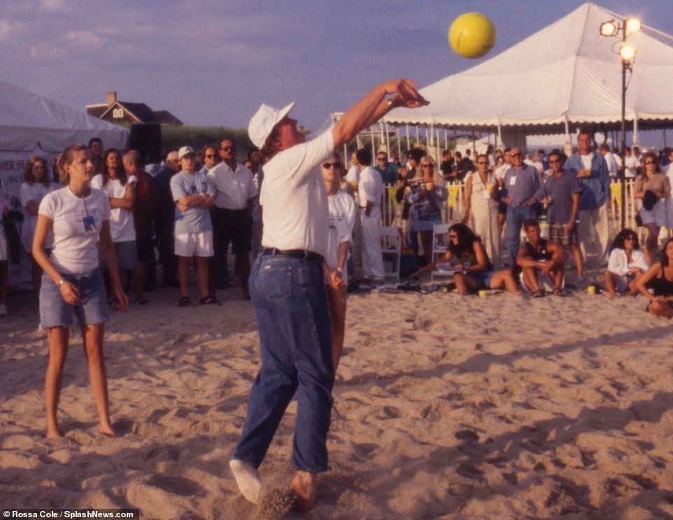 蒂芙妮·特朗普|特朗普24年前打沙排旧照曝光：穿不合脚白袜 在众美女前炫技
