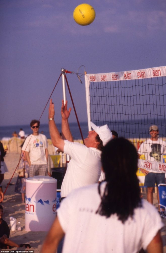 蒂芙妮·特朗普|特朗普24年前打沙排旧照曝光：穿不合脚白袜 在众美女前炫技