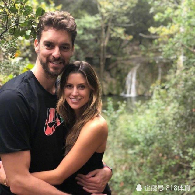 结婚1周年晒出美妻孕照,瓦妮莎:恭喜!爱你们