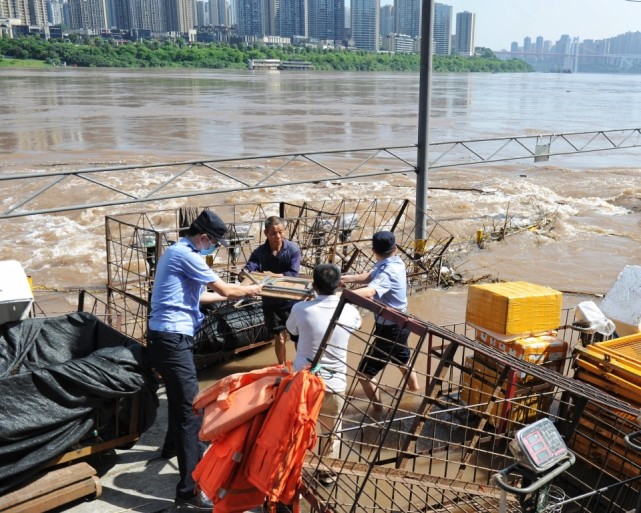 抗洪|渝中警方紧急转移群众物资 力保“3号洪峰”安全过境