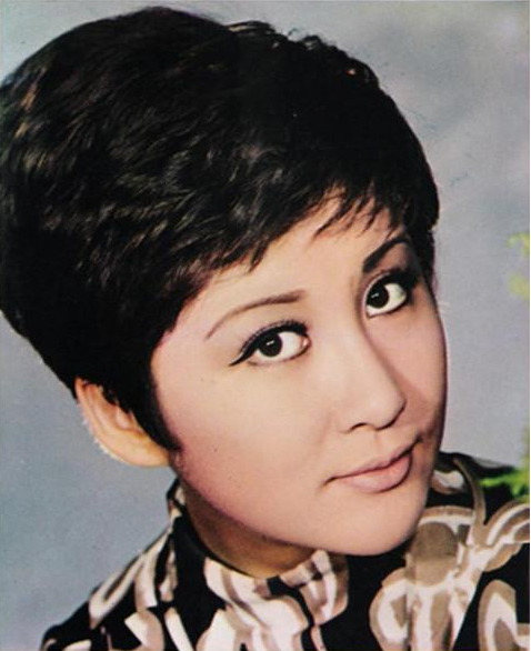 丁佩原名唐美丽,人如其名,生的肤若凝脂,美艳不可方物.