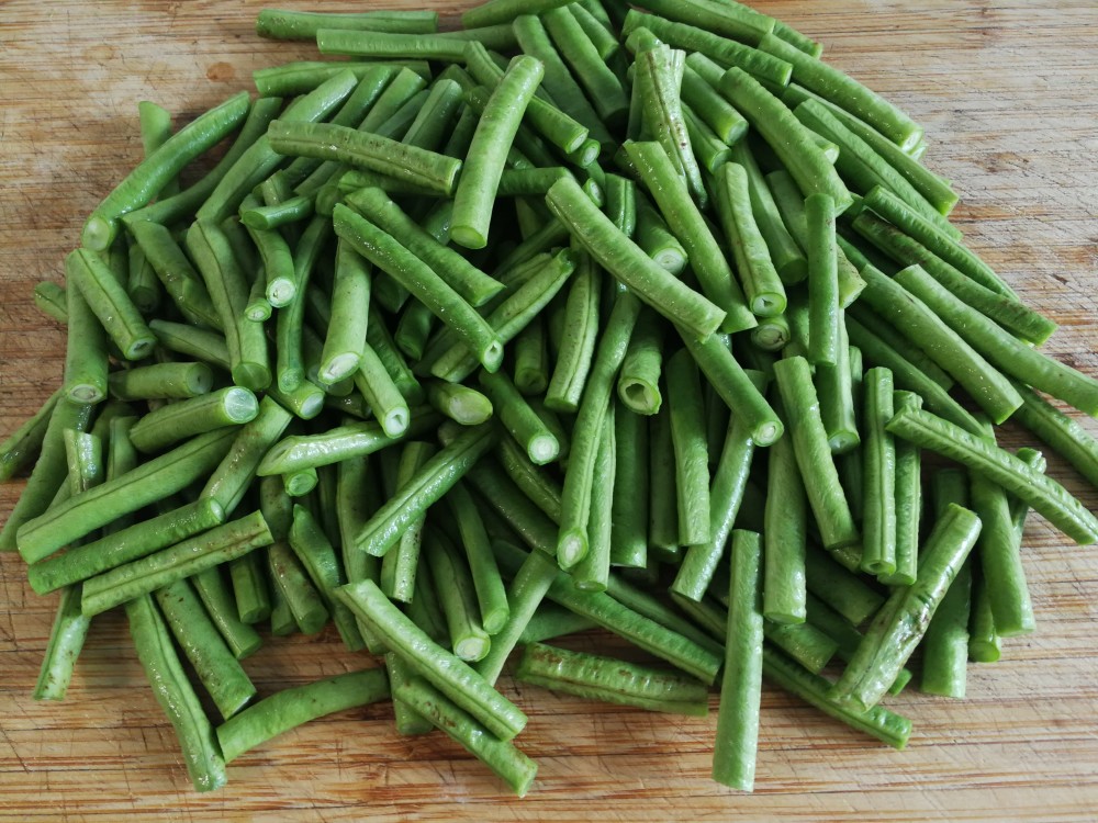1,炒豆角挑选不嫩不老又有肉的豆角,嫩豆角肉太少太脆吃着不筋道,老