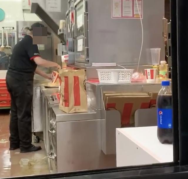 肯德基|恶心！澳肯德基肮脏后厨曝光：地面水坑油腻腻，到处都是食物垃圾